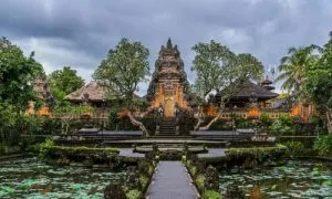 Suasana budaya di pusat Ubud