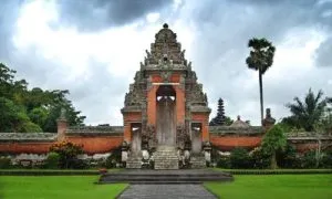 Pura Taman Ayun dengan meru dan kolam mengelilingi kompleks