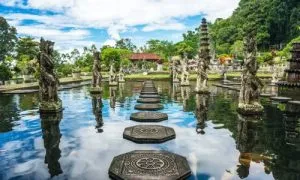 Taman air Tirta Gangga dengan kolam dan patung dewa-dewi
